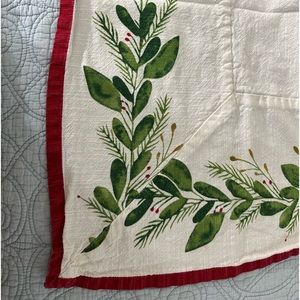 Christmas tablecloth green and red mean colors off-white good condition